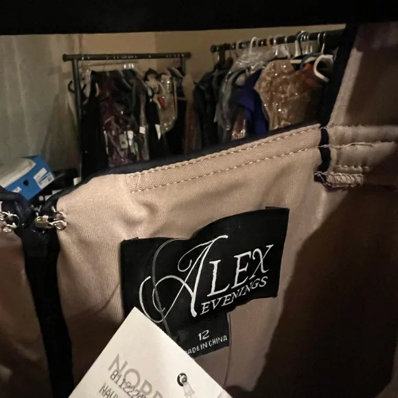 Alex Evenings Navy Blue Lace Cold Shoulder Fit & Flare Evening Gown
Sz 12 new - Picture 6 of 6